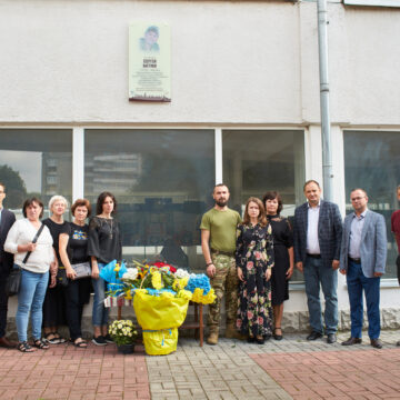 На фасаді ІФНТУНГ встановили пам’ятну дошку загиблому захисникові Сергію Батюку
