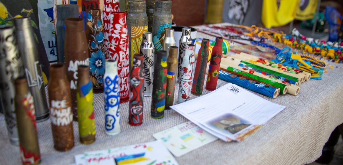 Франківці проводять благодійні ярмарки на підтримку ЗСУ у дворах будинків