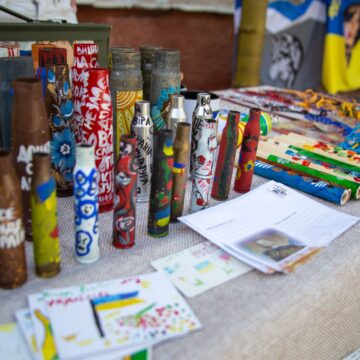Франківці проводять благодійні ярмарки на підтримку ЗСУ у дворах будинків