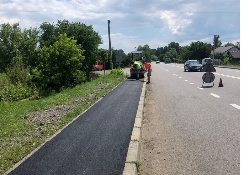 Дорожні служби разом із громадами Івано-Франківщини покращують безпеку на дорогах державного значення