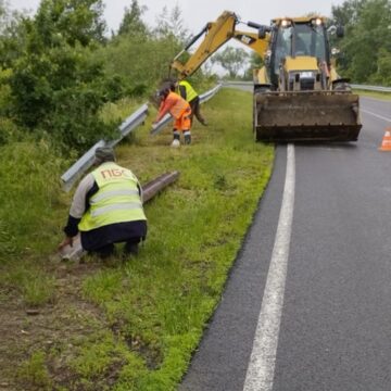 Дорожні служби покращують видимість бар’єрного огородження на дорогах державного значення Івано-Франківщини
