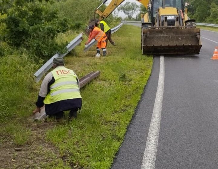 Дорожні служби покращують видимість бар’єрного огородження на дорогах державного значення Івано-Франківщини