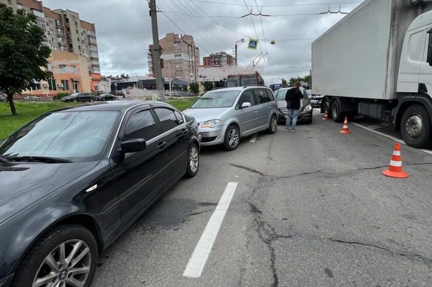Недотримання безпечної дистанції стало причиною ДТП за участі трьох автомобілів