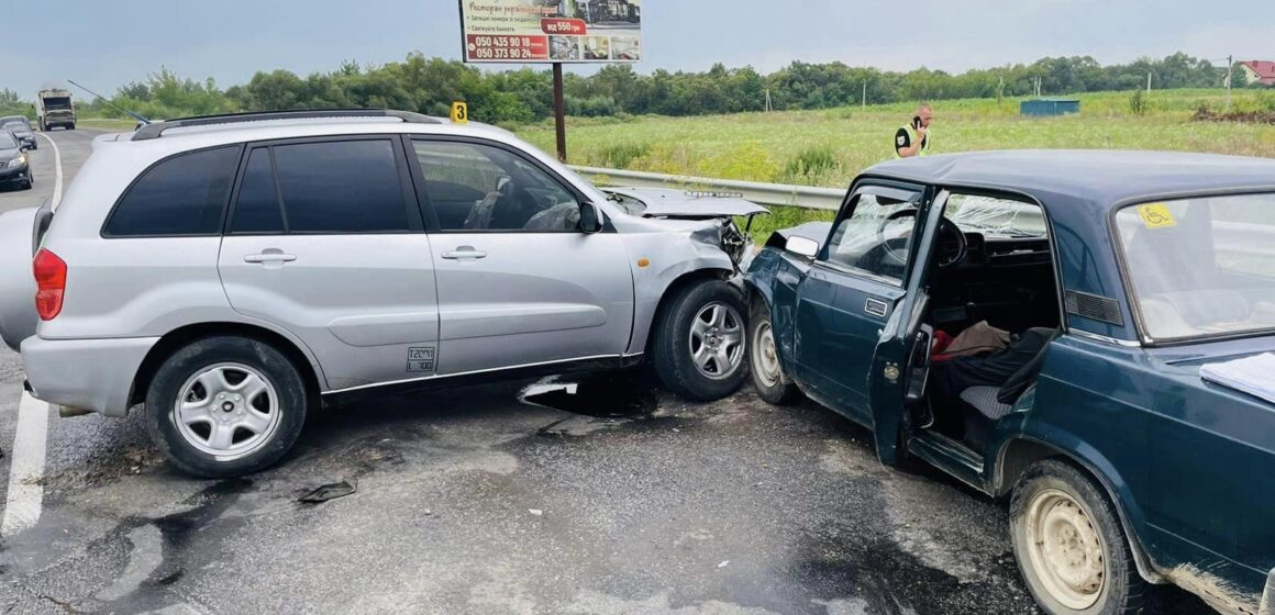 Водій та двоє пасажирів легковика отримали травми у ДТП біля Лисця