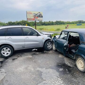 Водій та двоє пасажирів легковика отримали травми у ДТП біля Лисця