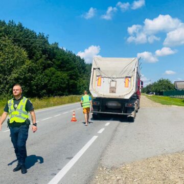 На автошляхах Івано-Франківщини в автопригодах одна людина загинула, ще четверо травмовані: поліція встановлює обставини