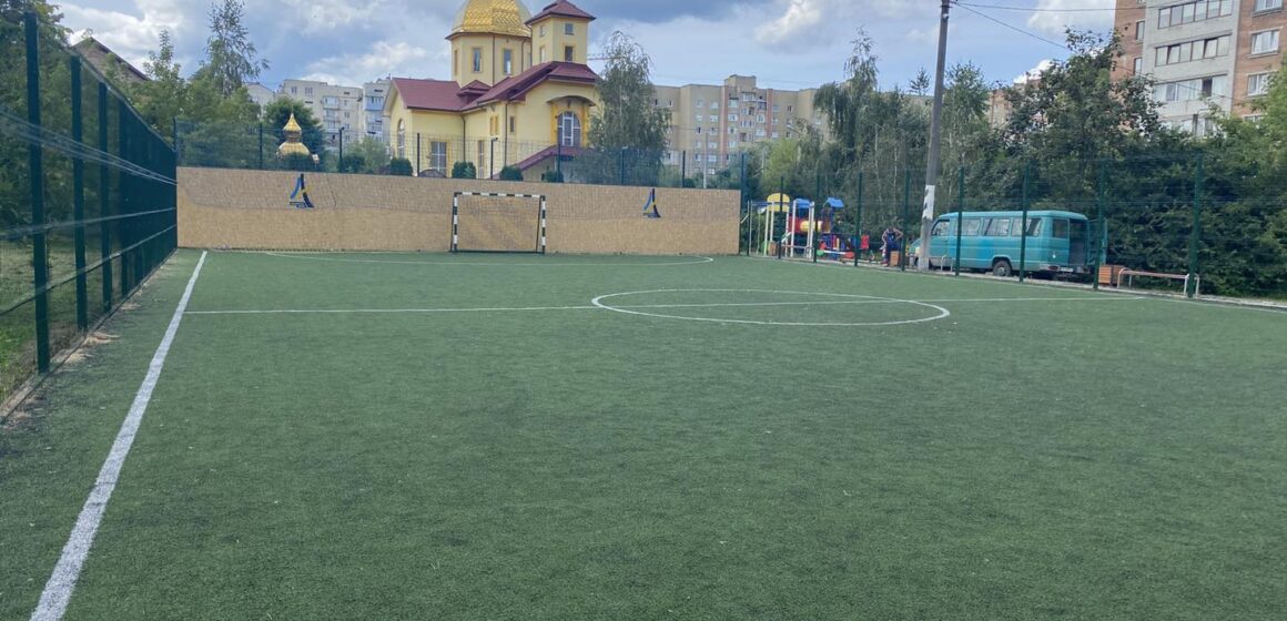 У сквері “Первоцвіт” модернізували спортмайданчик