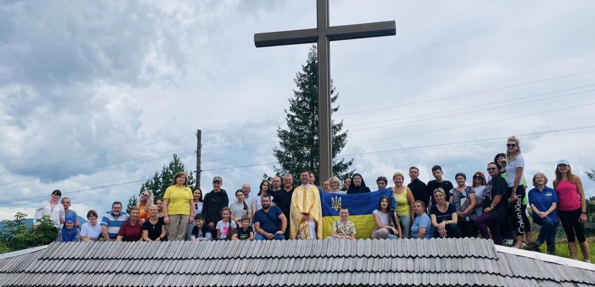Парафіяни Крихівецького храму свв. Кирила і Методія піднялись на «Гору Мучеників» у Микуличині