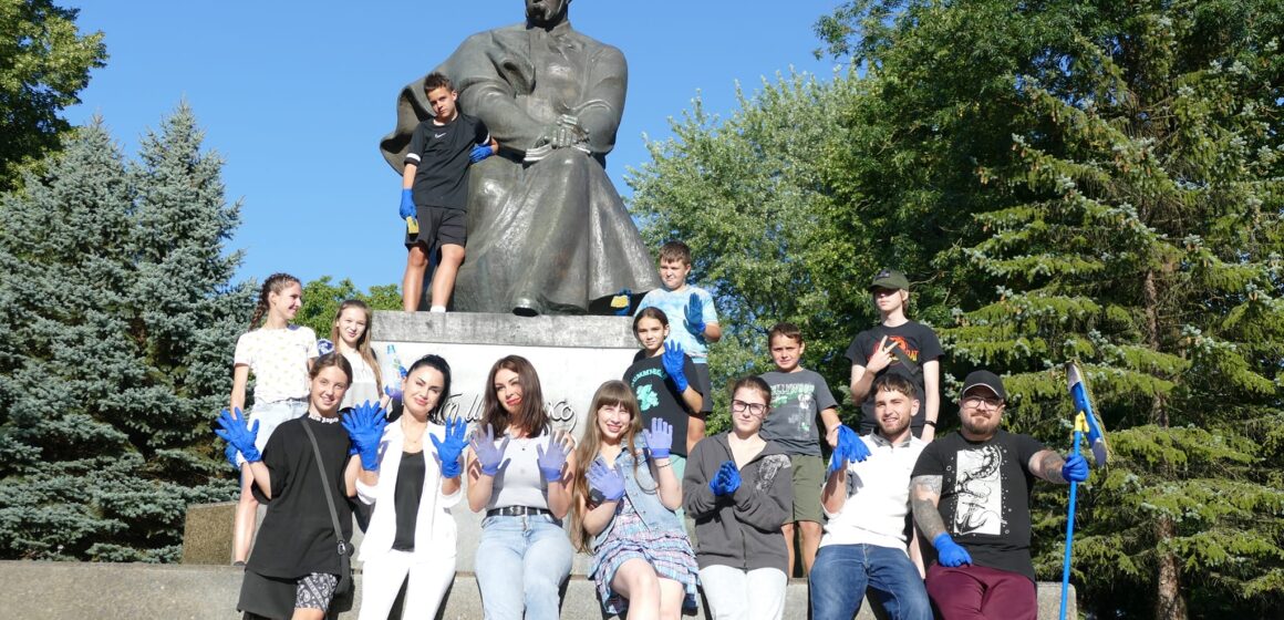 Молодь Калуша під час екоакції упорядкувала пам’ятник Тарасові Шевченку
