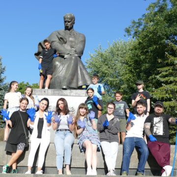 Молодь Калуша під час екоакції упорядкувала пам’ятник Тарасові Шевченку