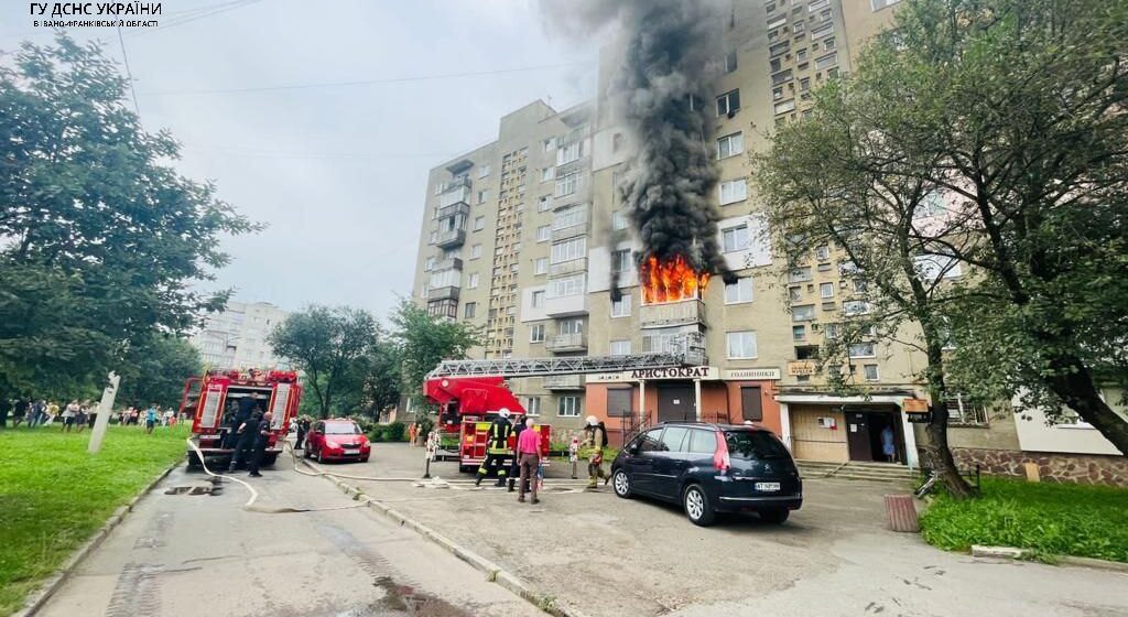 Під час пожежі квартири в Калуші вогнеборці евакуювали 11 людей із житлового будинку