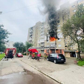 Під час пожежі квартири в Калуші вогнеборці евакуювали 11 людей із житлового будинку