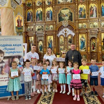 Діти з Богородчан, Солотвина, Калуша, Болехова, Витвиці та Галича в межах акції «Перший портфелик» отримали від Карітасу сертифікати на 1000 гривень для придбання шкільного приладдя