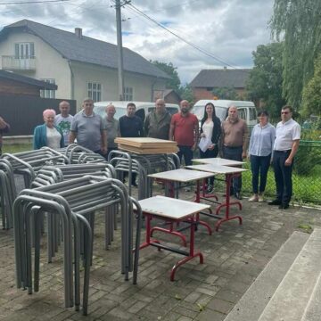 Навчальні заклади Галицької громади отримали шкільні меблі від данських благодійників