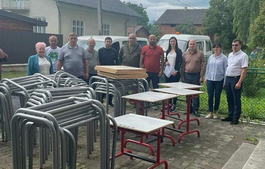 Навчальні заклади Галицької громади отримали шкільні меблі від данських благодійників