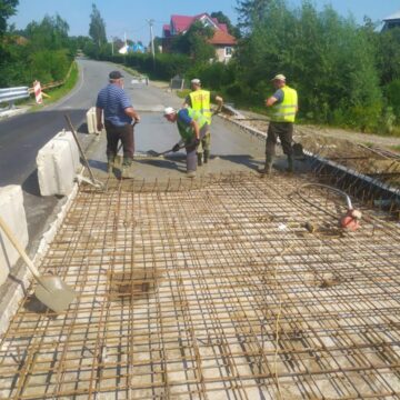 В Уторопах на Косівщині готують до асфальтування міст на трасі Р-24