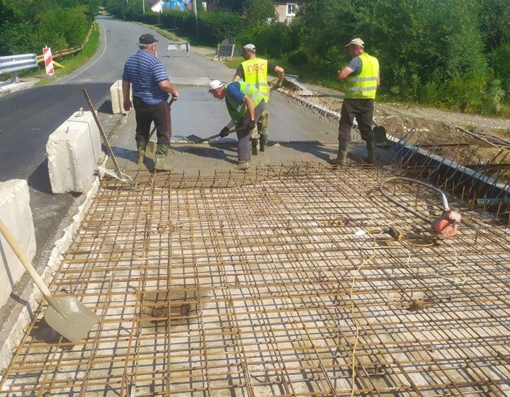 В Уторопах на Косівщині готують до асфальтування міст на трасі Р-24