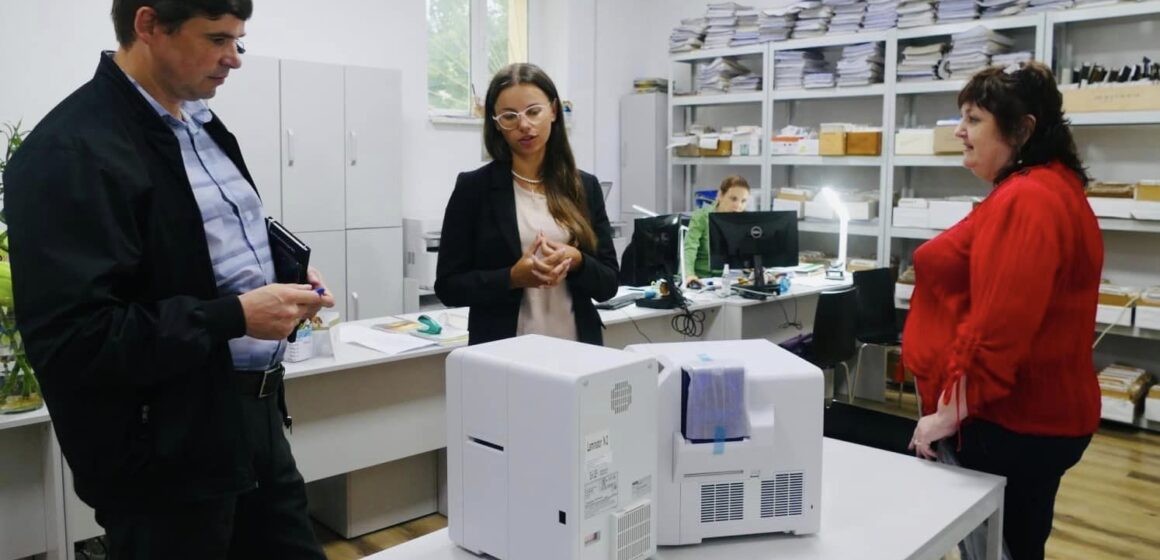 У Калуському ЦНАПі освоюють новий напрям роботи – виготовлення та видача водійських посвідчень і реєстрація транспортних засобів