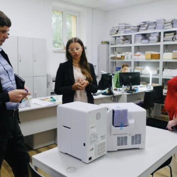 У Калуському ЦНАПі освоюють новий напрям роботи – виготовлення та видача водійських посвідчень і реєстрація транспортних засобів