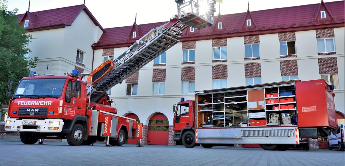 Прикарпатські рятувальники отримали спецавтомобілі та майно від колег із Німеччини