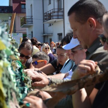 Унікальна благодійна акція “Нитка Незалежності” триває у Надвірній