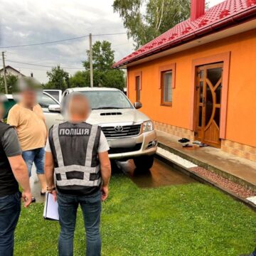 Прикарпатський бізнесмен допомагав чоловікам виїхати за кордон як водіям міжнародних перевезень