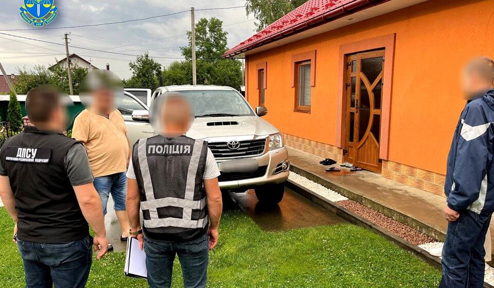 Прикарпатський бізнесмен допомагав чоловікам виїхати за кордон як водіям міжнародних перевезень