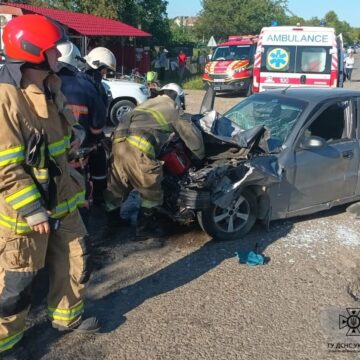 На Калущині легковик потрапив під потяг – рятувальники ліквідували наслідки автопригоди