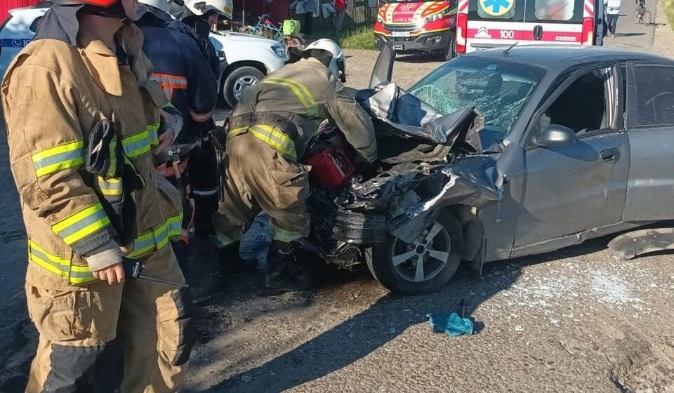 На Калущині легковик потрапив під потяг – рятувальники ліквідували наслідки автопригоди