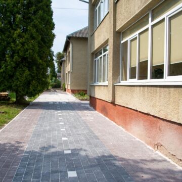 На подвір’ї Початкової школи № 26 в Івано-Франківську тривають роботи із покращення благоустрою