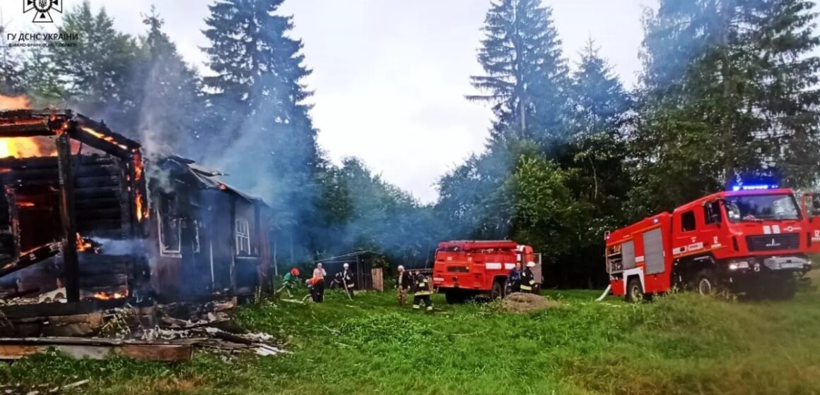 Рятувальники спільно з вогнеборцями-добровольцями ліквідували пожежу житлового будинку у Верховинському районі