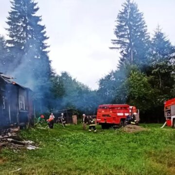 Рятувальники спільно з вогнеборцями-добровольцями ліквідували пожежу житлового будинку у Верховинському районі