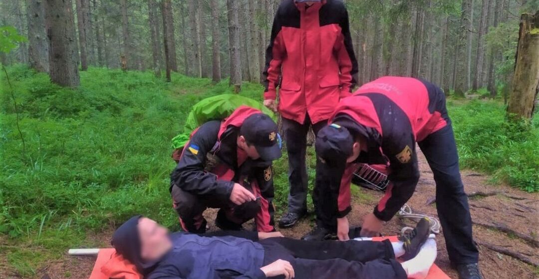 При спуску із Говерли чоловік травмував ногу – рятувальники надали необхідну допомогу
