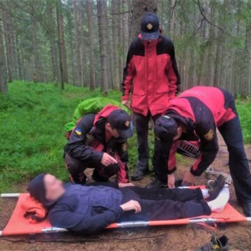 При спуску із Говерли чоловік травмував ногу – рятувальники надали необхідну допомогу