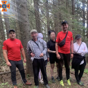 За вихідні рятувальники розшукали чотирьох туристів у горах та чоловіка, котрий заблукав у лісі