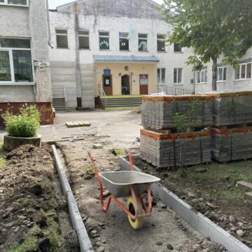 В Івано-Франківську триває благоустрій території Початкової школи № 9
