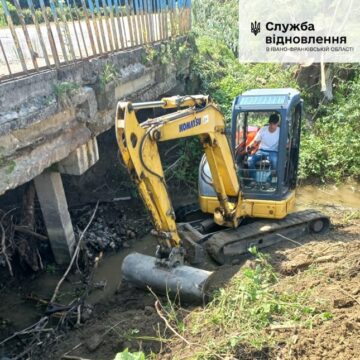 У селах Стопчатів та Нижній Вербіж дорожні служби зміцнюють пошкоджені негодою узбіччя