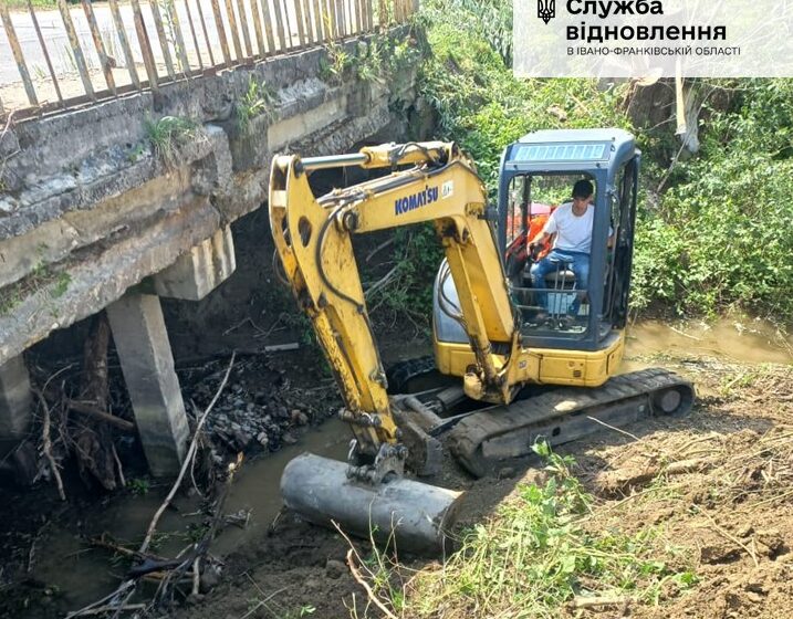 У селах Стопчатів та Нижній Вербіж дорожні служби зміцнюють пошкоджені негодою узбіччя