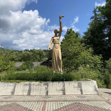 У центрі Ворохти демонтували радянський пам’ятник
