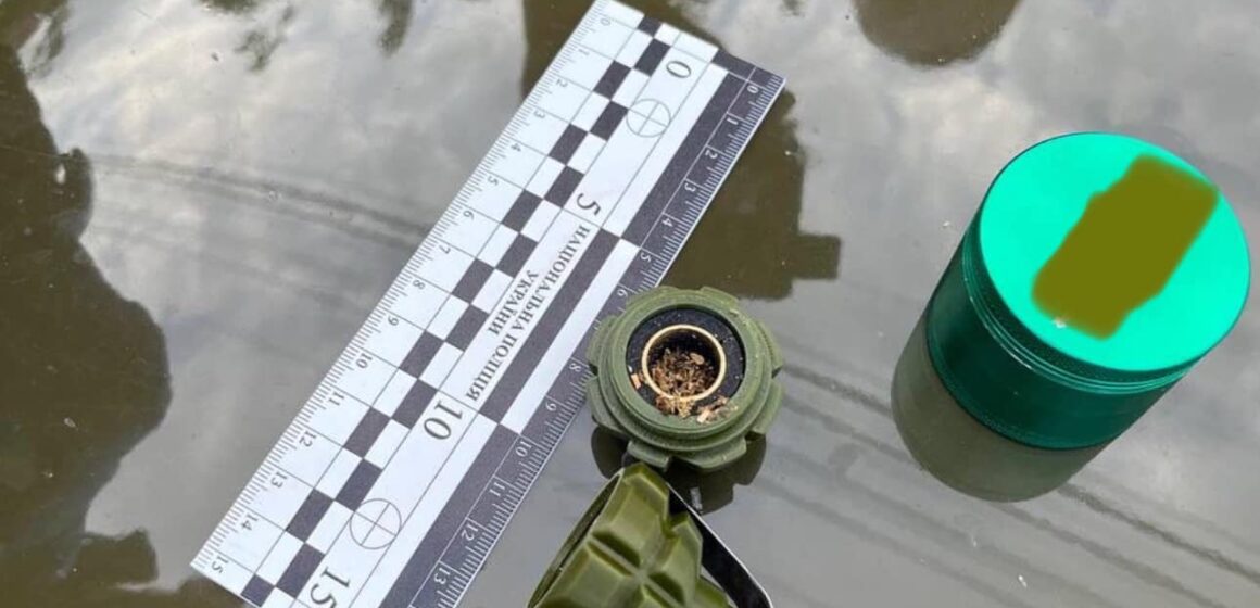 Кермувальника з ознаками сп’яніння та без посвідчення водія, що мав з собою ймовірні наркотики, виявили патрульні у Вовчинці