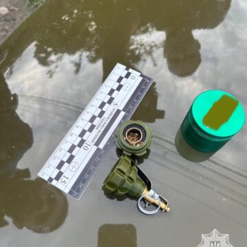 Кермувальника з ознаками сп’яніння та без посвідчення водія, що мав з собою ймовірні наркотики, виявили патрульні у Вовчинці