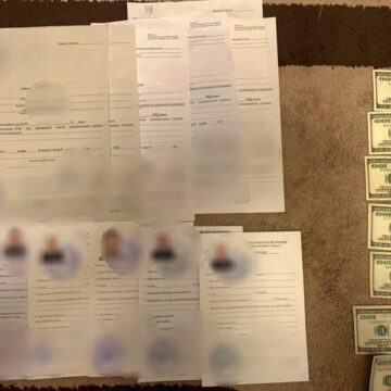 На Прикарпатті повідомили про підозру посадовцю ТЦК і СП, котрий сприяв незаконному виїзду чоловіків за кордон
