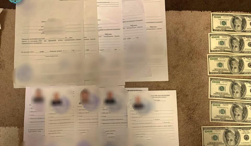 На Прикарпатті повідомили про підозру посадовцю ТЦК і СП, котрий сприяв незаконному виїзду чоловіків за кордон