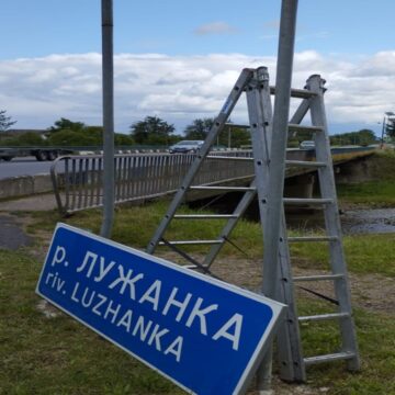 На Прикарпатті дорожні служби покращують видимість дорожніх знаків