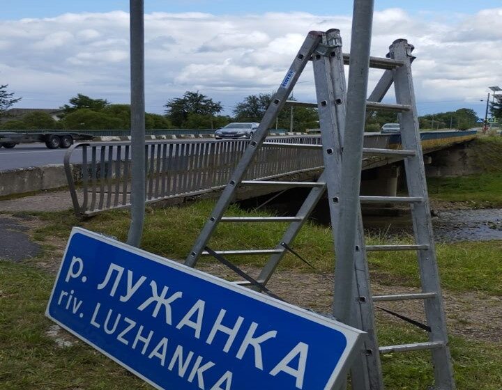 На Прикарпатті дорожні служби покращують видимість дорожніх знаків