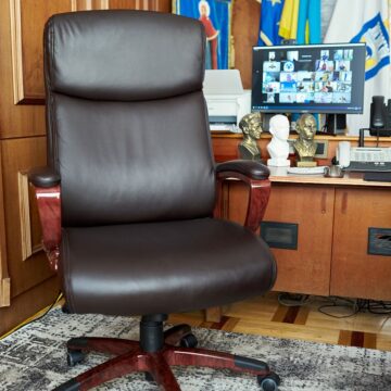 Крісло мера – з молотка: Марцінків продає своє крісло заради ЗСУ