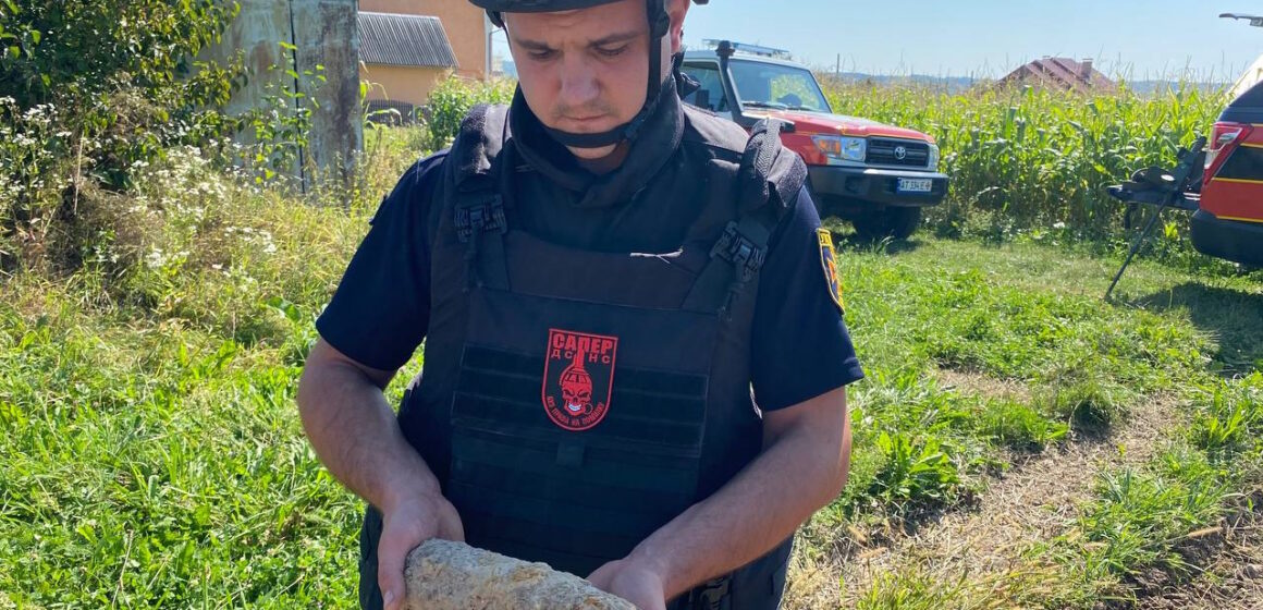 Прикарпатські піротехніки знищили застарілий артснаряд часів Другої світової війни