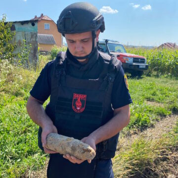 Прикарпатські піротехніки знищили застарілий артснаряд часів Другої світової війни