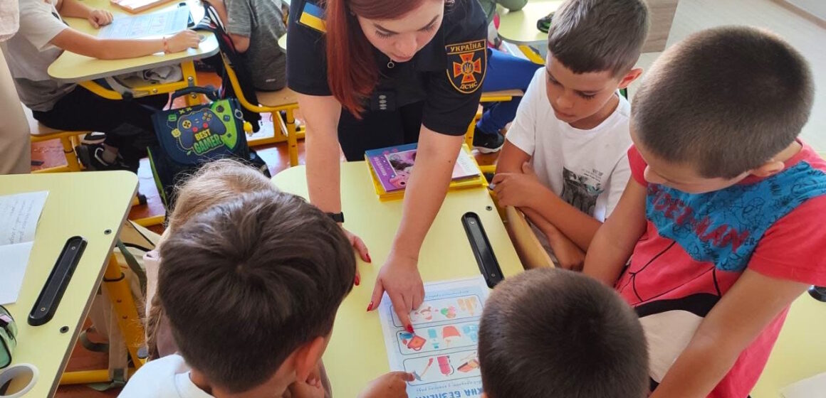 Прикарпатські рятувальники навчають школярів правил безпеки життєдіяльності