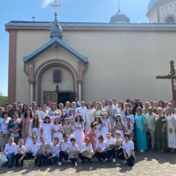 На Урочисте Святе Причастя у м. Долина до дитини батько приїхав із війни На Урочисте Святе Причастя у м. Долина до дитини батько приїхав із війни